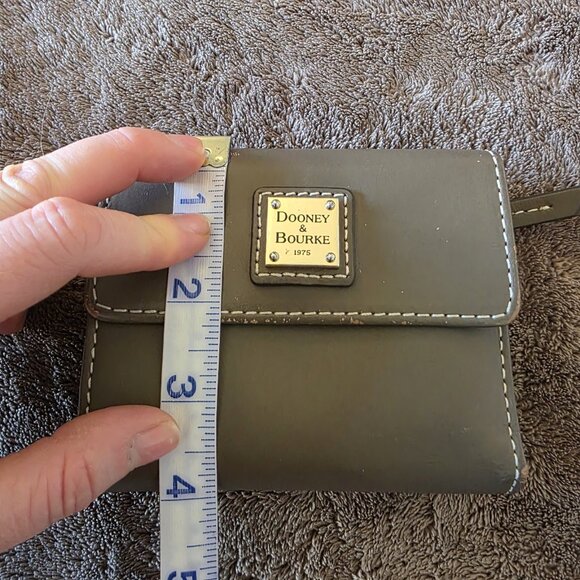 Dooney & Bourke Smooth Leather Small Flap Wallet Taupe Trifold Logo Plate Zip - Picture 13 of 14